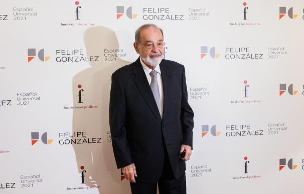 Slim posa en un acto de su amigo y expresidente del Gobierno Felipe González.