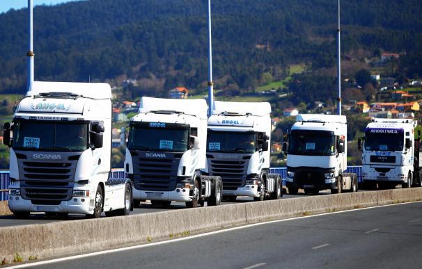 Varios camiones en una marcha a la entrada de Ferrol.
