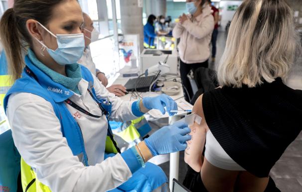 Una mujer recibe la tercera dosis de la vacuna contra el Covid-19, en el WiZink Center, a 20 de enero de 2022.