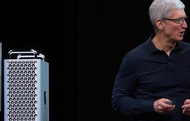 Tim Cook presenta uno de los productos de Apple.