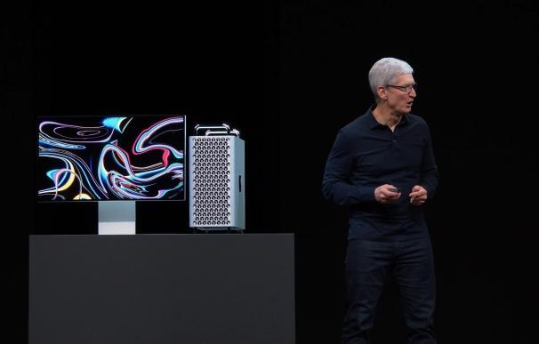 Tim Cook presenta uno de los productos de Apple.