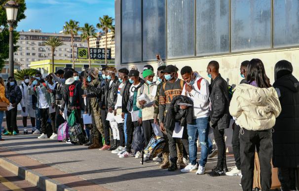Un grupo de migrantes hacen cola en el Puerto de Ceuta para dirigirse a la península, a 3 de febrero de 2022.