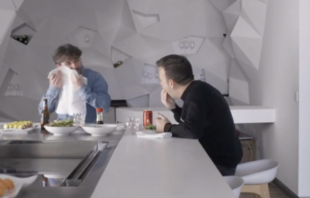 Jordi Évole (i) y José Elías (d) comen sushi durante la entrevista.
