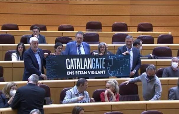 Los senadores de Junts muestran un cartel de 'Catalán Gate, nos están vigilando' JUNTS 26/4/2022