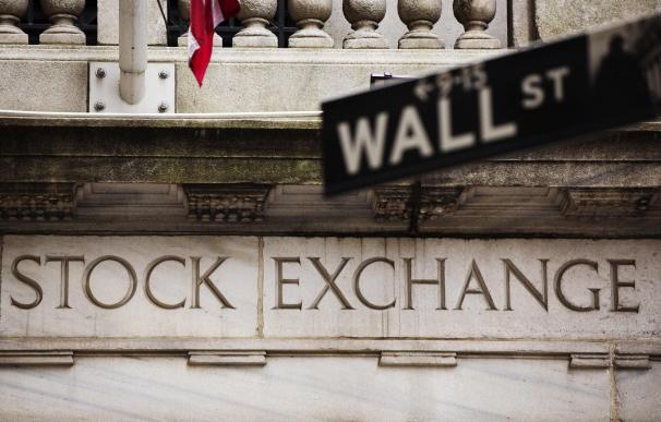 Un signo de la calle Wall Street en frente de la Bolsa de Valores de Nueva York.