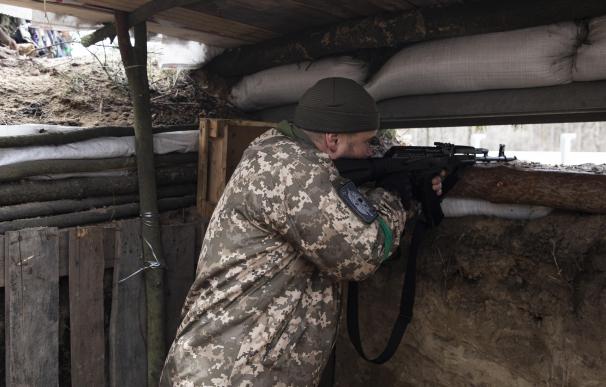 Trinchera soldado Ucrania guerra Rusia