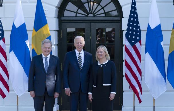 19 May 2022, US, Washington: (L-R) Finnish President Sauli Niinisto, US President Joe Biden and Swedish Prime Minister Magdalena Andersson pose for a photo upon arrival to The White House before a privat meeting. Photo: Jose Luis Magana/AFP via Lehtikuva/dpa Jose Luis Magana/AFP via Lehtiku / DPA 19/5/2022 ONLY FOR USE IN SPAIN
