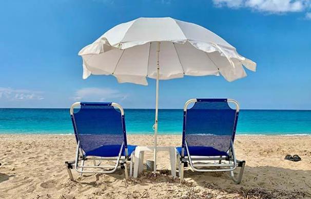 Dos sillas colocadas en la playa