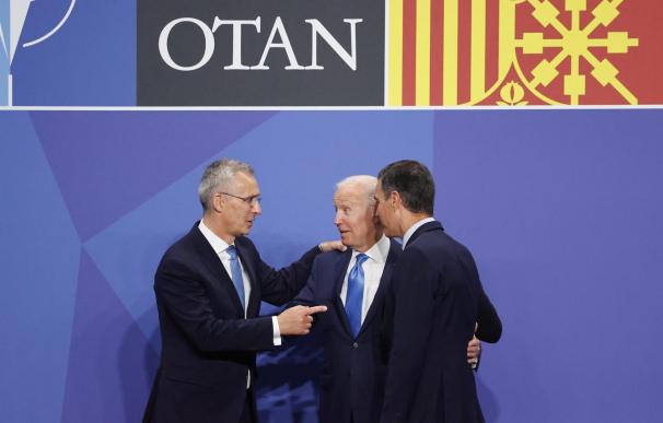 El presidente del Gobierno, Pedro Sánchez (d), junto con el secretario general de la OTAN, Jens Stoltenberg (i), y el presidente de Estados Unidos, Joe Biden (c), momentos antes de posar para la foto oficial.