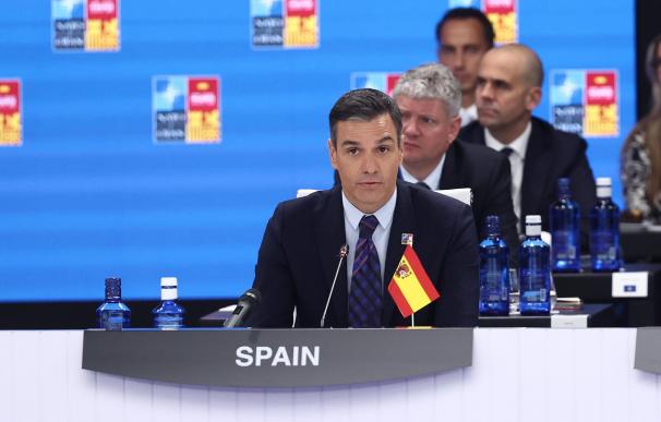 Pedro Sanchez con la bandera de España al revés en la cumbre de la OTAN