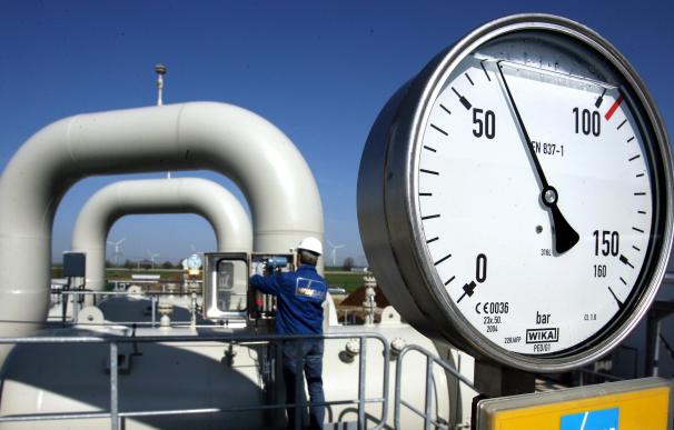 Un empleado monitorea las operaciones en una estación compresora del proveedor de gas natural Wingas