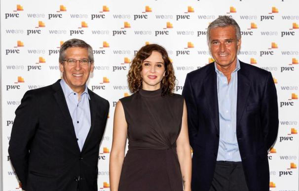 En la imagen, Bob Moritz, presidente global de PwC, Isabel Díaz Ayuso, presidenta de la Comunidad de Madrid, y Gonzalo Sánchez, presidente de PwC