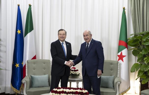 Los primeros ministros de Italia, Mario Draghi, y Argelia, Aimen Benabderramán