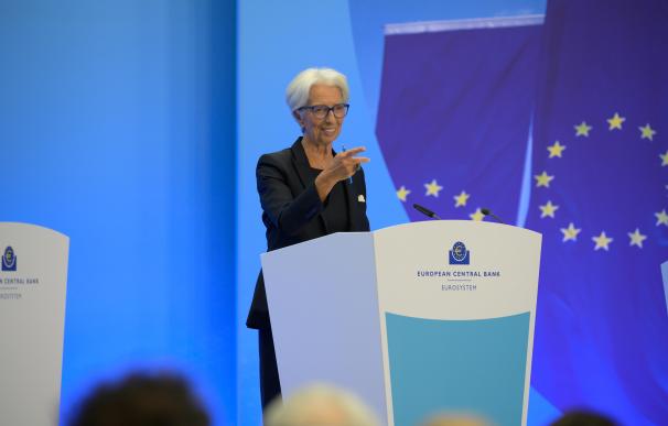 Christine Lagarde comparece tras la primera subida de tipos desde 2011.