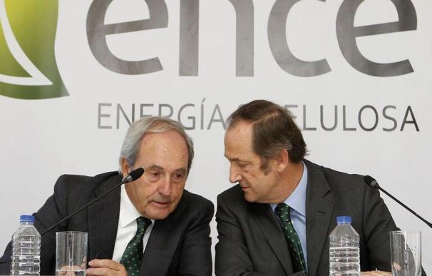 El presidente de honor de Ence, Juan Luis Arregui, conversa con el primer ejecutivo del grupo, Ignacio de Colmenares