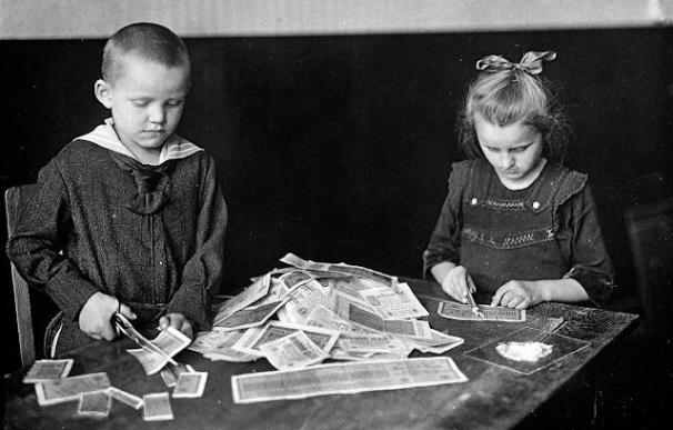 Niños alemanes jugando con billetes en 1922