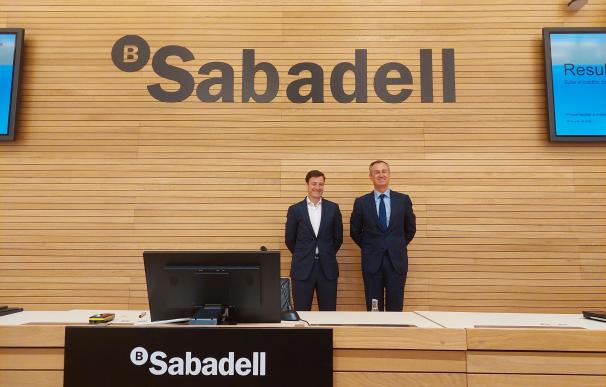 Leopoldo Alvear (i), director financiero, y César González-Bueno, consejero delegado de Banco Sabadell.