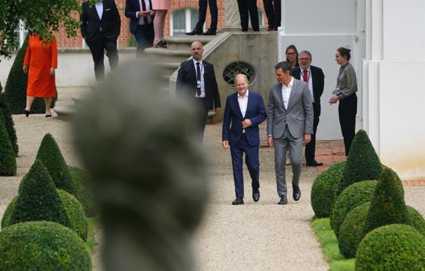 Meseberg (Germany), 30/08/2022.- German Chancellor Olaf Scholz (C-L) and Spanish Prime Minister Pedro Sanchez (C-R) during a walk in the garden on the occasion of a closed meeting of the federal cabinet in Meseberg, Germany, 30 August 2022. The German government meets for a two day retreat at the guest house of the German government in Meseberg near Berlin. (Alemania) EFE/EPA/CLEMENS BILAN
