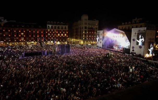 VALLADOLID, 08/09/2022.- El cantante estadounidense Jason Derulo durante el concierto que ofrece hoy jueves en Valladolid, con motivo de las Fiestas de la Virgen de San Lorenzo. EFE/NACHO GALLEGO