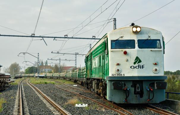 Locomotora 321 de ADIF en Arévalo / Foto: Cesare Sapienza en Flickr / https://flickr.com/photos/cesar269