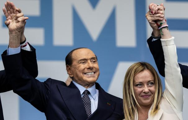 Silvio Berlusconi junto a Giorgia Meloni en un acto electoral.