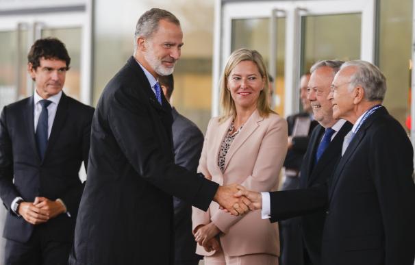 El rey Felipe VI saluda al presidente de la Fundación La Caixa, Isidro Fainé, a su llegada al XXI Congreso CEDE