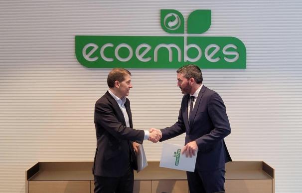 El consejero de Agricultura y Medio Ambiente de la Región de Murcia, Antonio Luego, junto al consejero delegado de Ecoembes, Óscar Martín, firman acuerdo renovación convenio de colaboración el 02/5/2022.