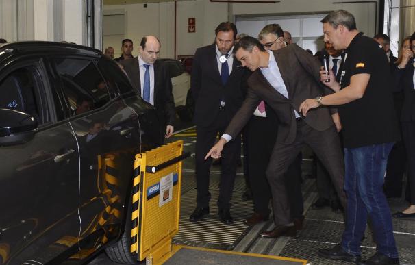 VALLADOLID, 24/10/2022.-El presidente del Gobierno, Pedro Sánchez (2d), visita este lunes el centro de I+D+i del grupo Renault en Valladolid.EFE/Nacho Gallego