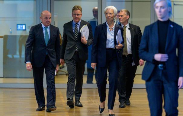 Lagarde y Guindos se dirigen a la conferencia de prensa tras la reunión del BCE.
