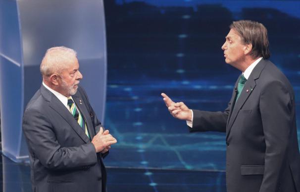 FILED - 16 October 2022, Brazil, Sao Paulo: Brazilian former President and presidential candidate Lula da Silva (L) and President of Brazil who is running for re-election Jair Bolsonaro take part in a debate at Band tv studios. Photo: Leco Viana/TheNEWS2 via ZUMA Press Wire/dpa Leco Viana/TheNEWS2 via ZUMA Pre / DPA 16/10/2022 ONLY FOR USE IN SPAIN