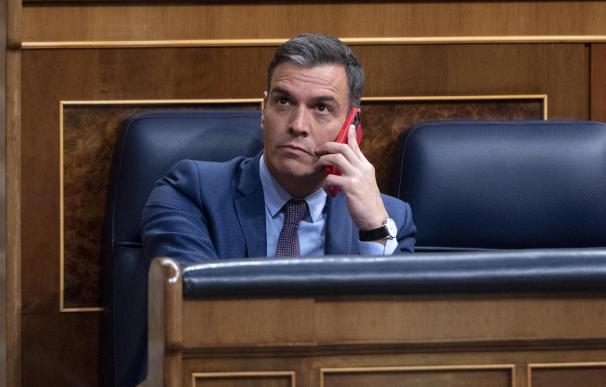 Pedro Sánchez con teléfono en el Congreso
