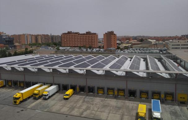 Correos salvará 2,2 millones al instalar 960 paneles fotovoltaicos en Madrid.