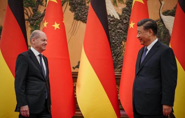 04 November 2022, China, Beijing: President of China Xi Jinping (R) receives German Chancellor Olaf Scholz in the East Hall of the Great Hall of the People. Scholz visits China for his first visit as chancellor. Photo: Kay Nietfeld/dpa Pool/dpa 04/11/2022 ONLY FOR USE IN SPAIN