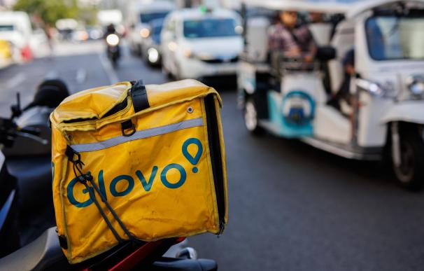 Una mochila de Glovo por una calle del centro de Madrid.