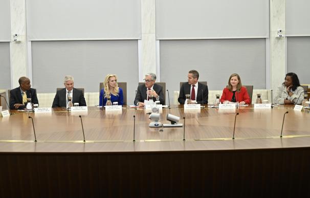 Consejo de la Fed con Powell en el centro de la imagen.