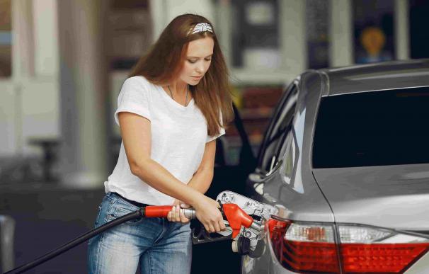 Mujer repostando gasolina