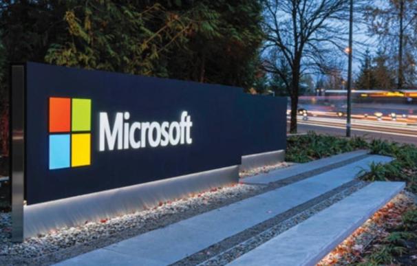Microsoft planea invertir 9.300 millones en la firma que creó ChatGPT .