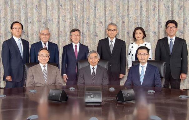 El consejo del Banco de Japón con Kuroda, sentado en el centro.