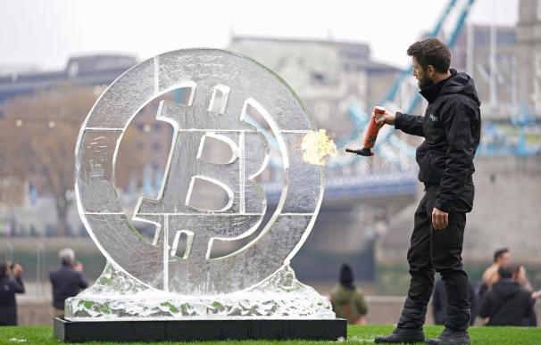 Escultura de hielo con el símbolo del Bitcoin.