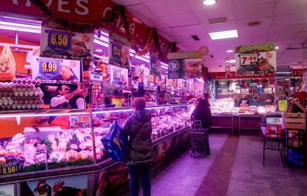 Un pollero realiza sus últimas ventas en la tienda de comestibles ‘Los Mares Alimentación’, en el barrio de Prosperidad