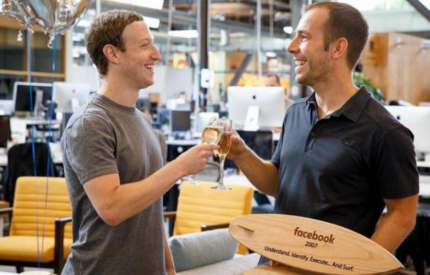Javier Oliván junto a Mark Zuckerberg.