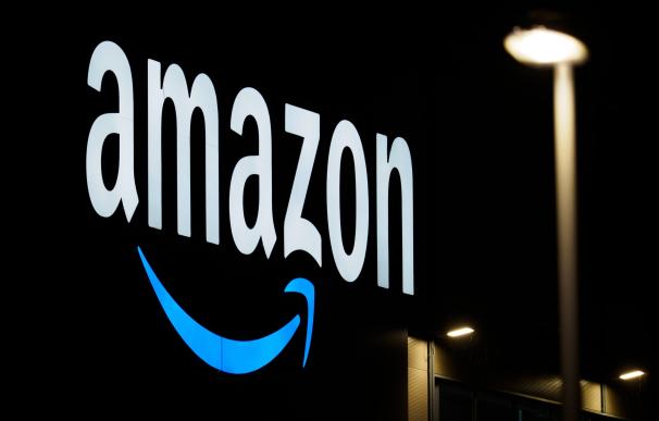 Amazon pierde más de 2.700 millones por el fiasco de Rivian y cae en bolsa
