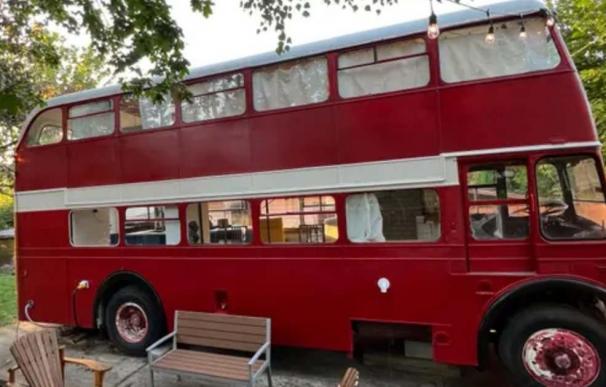 Compra un autobús y lo convierte en el hospedaje más exitoso de Airbnb