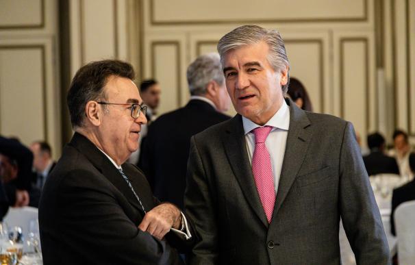 El presidente de Enagás, Antonio Llardén (i), y el presidente ejecutivo de Naturgy, Francisco Reynés (d).