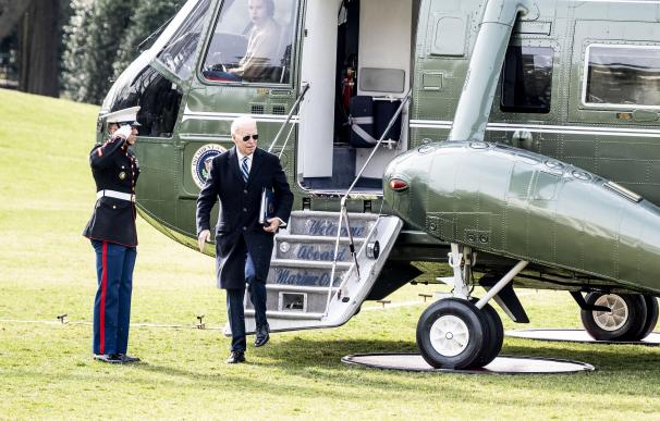 Biden baja del Marine One en la Casa Blanca.