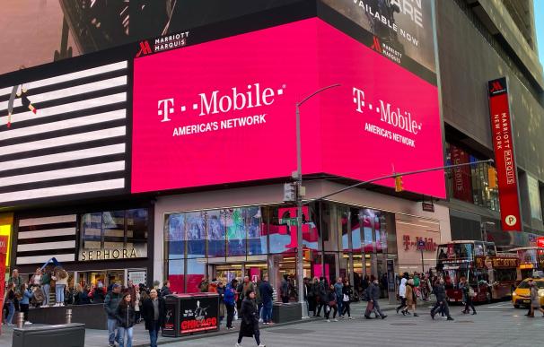 T-Mobile adquiere la firma telefónica Ka'ena por 1.350 millones de dólares.