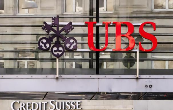 Logos de los bancos suizos Credit Suisse y UBS