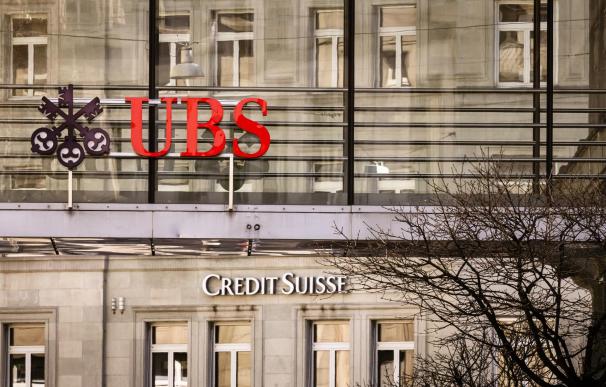 Los logos de los bancos suizos Credit Suisse y UBS