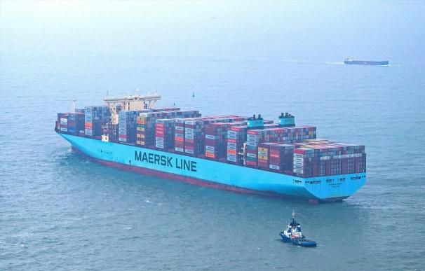 03 February 2022, Lower Saxony, Wangerooge: Tugs sail past the "Mumbai Maersk" container ship in the North Sea. The 400-metre-long ship has run aground off the coast of Germany, the nation's Central Command for Maritime Emergencies said on Thursday. Photo: Sina Schuldt/dpa (Foto de ARCHIVO) 03/2/2022 ONLY FOR USE IN SPAIN
