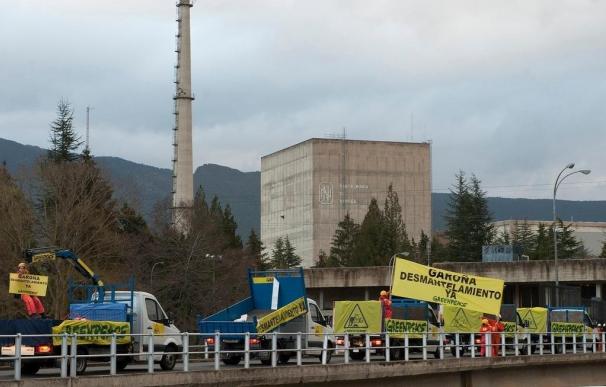 Activistas de Greenpeace reclaman el desmantelamiento inmediato de la central nuclear de Santa María de Garoña (Burgos) MARIO GOMEZ / GREENPEACE (Foto de ARCHIVO) 05/3/2014